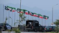 Des drapeaux iraniens et pakistanais le long de la route empruntée par le cortège du président iranien Massoud à son arrivée à Islamabad, le 23 juin 2026 au Pakistan