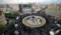 Les Iraniens rassemblés au centre ville de Téhéran pour pleurer la mort du président Ebrahim Raïssi, le 20 mai 2024, en Iran