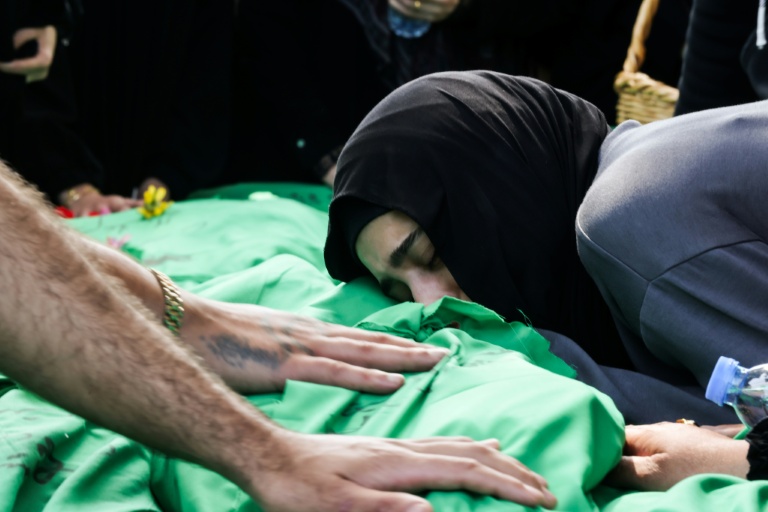 Une femme pleure un proche tué dans une frappe israélienne dans le sud du Liban, lors de ses funérailles à Saïda le 10 mai 2026