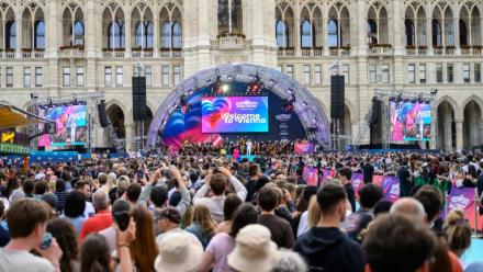 Des fans assistent à la cérémonie d'ouverture du Concours Eurovision de la chanson 2026 sur la place de l'Hôtel de Ville à Vienne, en Autriche, le 10 mai 2026