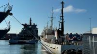 Photo prise le 31 juillet 2026 et fournie par la Fondation Paul Watson le 1er août 2026 montrant à droite le Bandero, navire de la Fondation, flanqué à gauche par un bateau des garde-côtes islandais, dans le port de Reykjavik