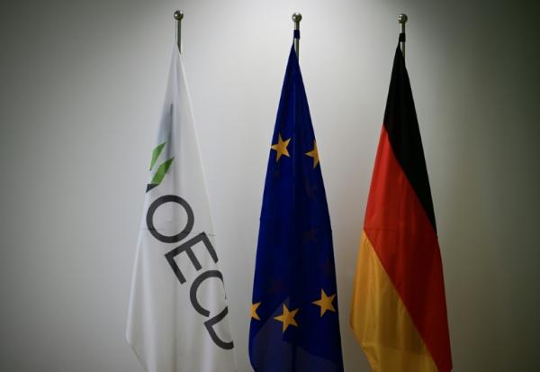 Les drapeaux de l'OCDE, de l'UE et de l'Allemagne, le 12 juin 2025, à Berlin