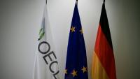 Les drapeaux de l'OCDE, de l'UE et de l'Allemagne, le 12 juin 2025, à Berlin