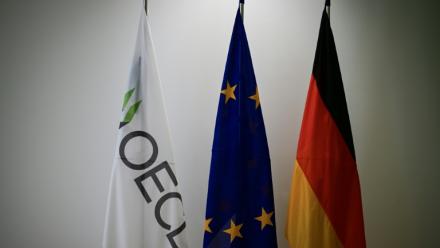 Les drapeaux de l'OCDE, de l'UE et de l'Allemagne, le 12 juin 2025, à Berlin