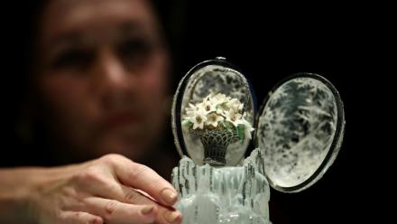 L'Oeuf d'Hiver des Romanov, créé par Fabergé, présenté à Londres par Christie's le 27 novembre 2025 avant sa mise aux enchères 
