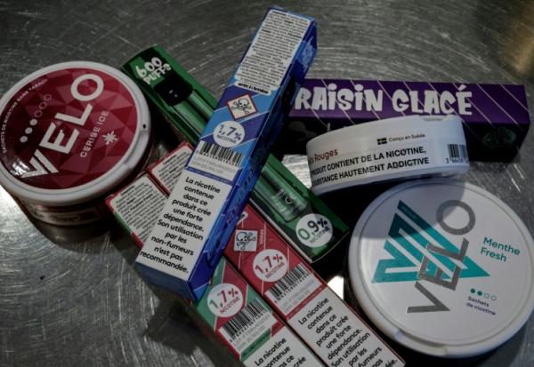 Produits à la nicotine en vente dans une boutique à Paris, le 19 décembre 2024
