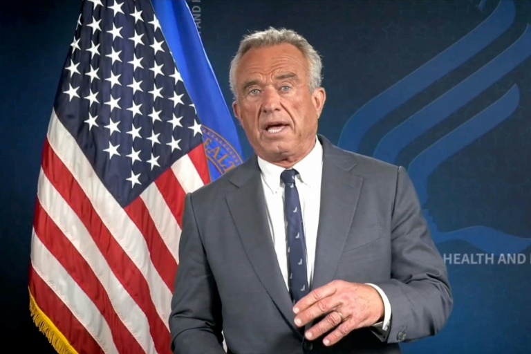 Capture d'écran montrant le secrétaire américain à la Santé, Robert F. Kennedy Jr., dans un message vidéo diffusé à l'Assemblée mondiale de la Santé, à Genève, le 20 mai 2025