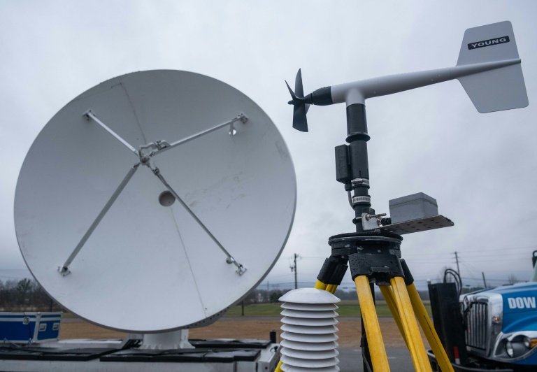 Un radar et une station météorologique  lors d'une campagne de la NOAA  visant à étudier les tornades, à Memphis, le 8 février 2023 dans le Tennessee