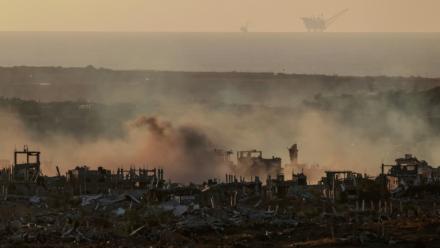 De la fumée est visible au-dessus de bâtiments détruits dans la bande de Gaza lors d'un bombardement israélien, le 21 mai 2025