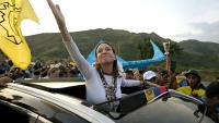 La dirigeante de l’opposition vénézuélienne et lauréate du prix Nobel de la paix Maria Corina Machado salue ses partisans à son arrivée à Caracas, le 25 octobre 2026