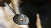 Un homme montre un morceau d'or extrait d'une mine d'or artisanale à El Dorado, dans une région gangrenée par les exploitations minières illégales et le crime organisé, au Venezuela, le 25 mai 2025