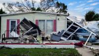 Un toit effondré sur un minivan, le 29 septembre 2022 à Charlotte Harbor, en Floride, après le passage de l'ouragan Ian