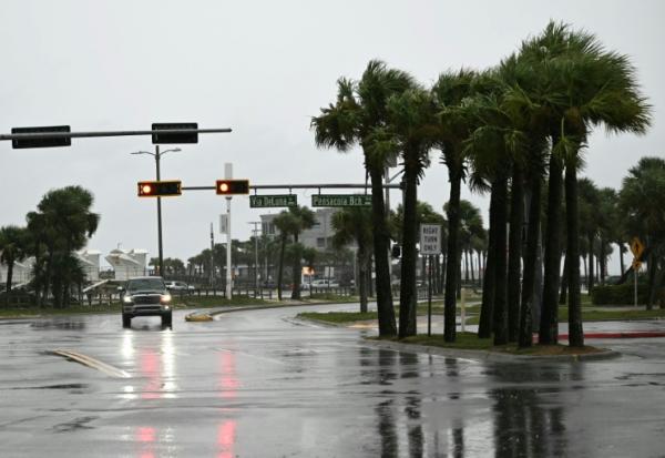 Un automobiliste circule dans une rue déserte à Pensacola Beach à l'approche de l'ouragan Isaias, le 9 octobre 2026 en Floride