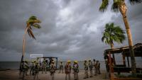 Des employés de la compagnie d'électricité réunis sur la plage de Puerto San Carlos, au Mexique, avant l'arrivée de l'ouragan Polo, le 28 septembre 2026