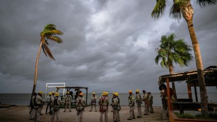 Des employés de la compagnie d'électricité réunis sur la plage de Puerto San Carlos, au Mexique, avant l'arrivée de l'ouragan Polo, le 28 septembre 2026