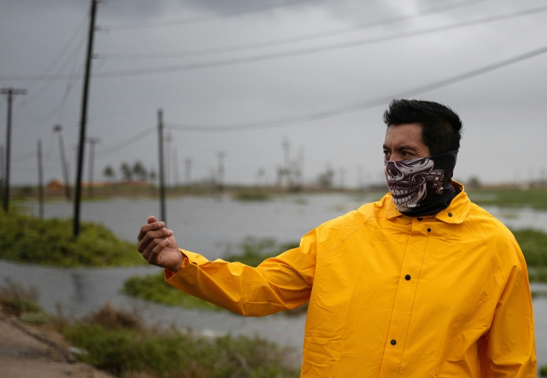 Un employé de la compagnie d’électricité mexicaine à Puerto San Carlos, au Mexique, avant l’arrivée de l’ouragan Polo, le 28 septembre 2026
