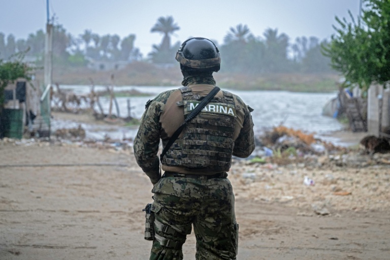 Un membre de la Marine mexicaine patrouille dans une zone inondée à Puerto San Carlos, au Mexique, où est attendu l'ouragan Polo, le 28 septembre 2026