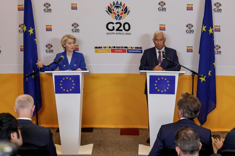 Le président du Conseil européen Antonio Costa (à droite) et la présidente de la Commission européenne Ursula Von der Leyen (à gauche) tiennent une conférence de presse au Sandton Convention Centre, à Sandton (Afrique du Sud), le 21 novembre 2025, à la veille d'un sommet des dirigeants du G20