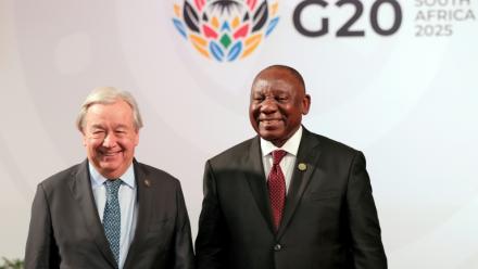 Le président sud-africain Cyril Ramaphosa (à droite) accueille le secrétaire général des Nations unies Antonio Guterres à son arrivée au sommet des dirigeants du G20 à Johannesburg (Afrique du Sud), le 22 novembre 2025