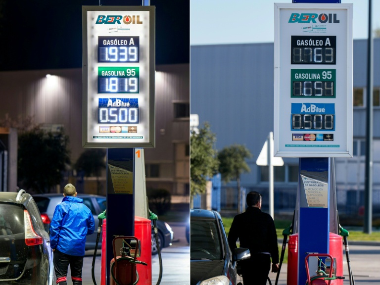 Combinaison d'images créée le 22 mars 2026 du prix à la pompe à Burgos, dans le nord de l'Espagne le 20 mars 2026, à gauche, et à droite le prix après les mesures gouvernementales espagnoles le 22 mars 2026