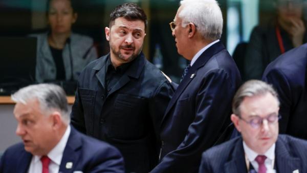 Le président ukrainien Volodymyr Zelensky s'entretient avec le président du Conseil européen Antonio Costa pendant un sommet de l'UE à Bruxelles, le 18 décembre 2025