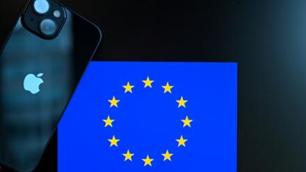Apple a exhorté jeudi l'Union européenne à abroger le règlement sur les marchés numériques (DMA), la loi emblématique entrée en vigueur l'an dernier