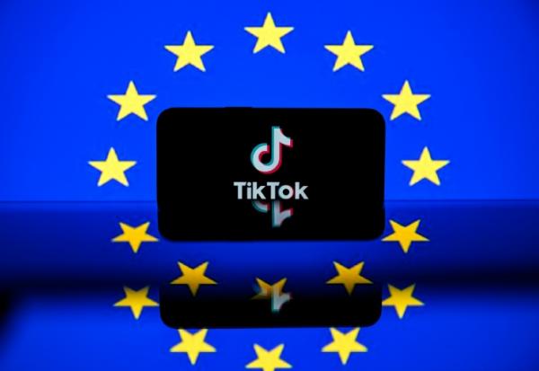 Montage photo du drapeau européen et de TikTok, créé le 26 avril 2023