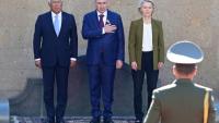 De g. à d.: le Premier ministre arménien Nikol Pachinian, la présidente de la Commission européenne Ursula von der Leyen et le président du Conseil européen Antonio Costa assistent au sommet Arménie-Union européenne à Erevan, le 5 mai 2026