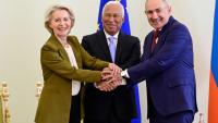Le Premier ministre arménien Nikol Pachinyan avec la présidente de la Commission européenne Ursula von der Leyen et celui du Conseil européen Antonio Costa à Erevan le 5 mai 2026
