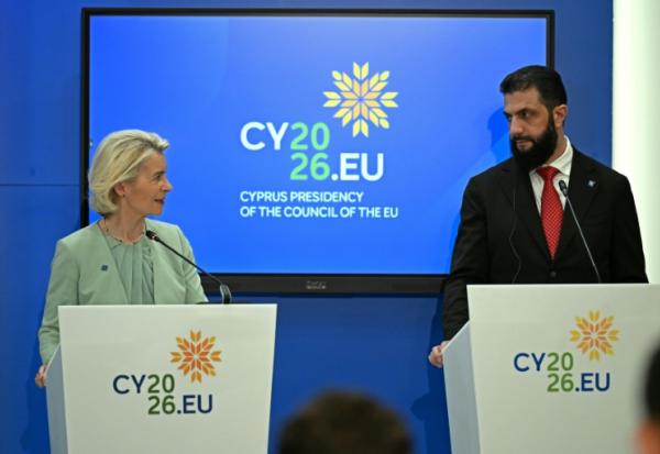 La présidente de la Commission européenne, Ursula von der Leyen, et le président syrien,  Ahmad al-Chareh, en conférence de presse à l'issue d'une session de travail du Conseil européen et des partenaires régionaux, lors d'une réunion informelle à Nicosie, le 24 avril 2026 à Chypre