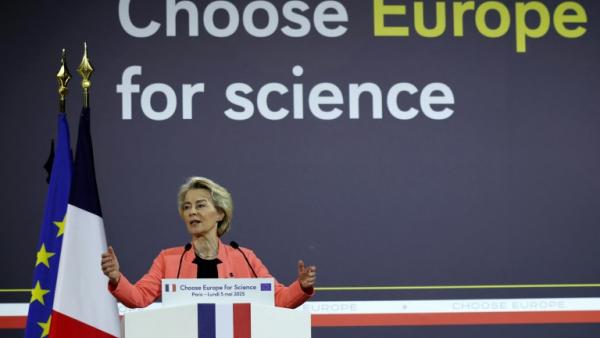 La présidente de la Commission européenne Ursula von der Leyen lors de la conférence "Choose Europe for Science" àe l'université de la Sorbonne, le 5 mai 2025 à Paris