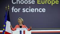 La présidente de la Commission européenne Ursula von der Leyen prononce un discours lors de la conférence "Choose Europe for Science" dans l'amphithéâtre de l'université de la Sorbonne à Paris, le 5 mai 2025