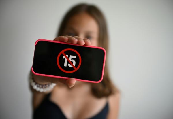 L'Union européenne envisage d'instaurer un accès "progressif et gradué" des enfants et adolescents aux plateformes en ligne, pour les protéger contre leurs risques