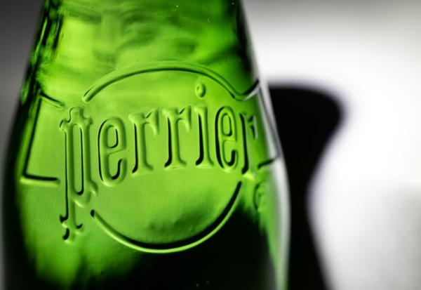 L'association de consommateurs UFC-Que Choisir demandera mercredi en fin de matinée, au tribunal judiciaire de Nanterre, le retrait temporaire des bouteilles Perrier, marque de Nestlé Waters, dont elle considère la commercialisation en tant qu'eau "minérale naturelle" comme trompeuse