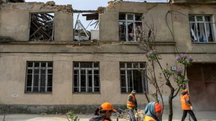 Des employés municipaux nettoient les dégâts causés par une frappe russe sur une école maternelle à Odessa en Ukraine le 30 avril 2026