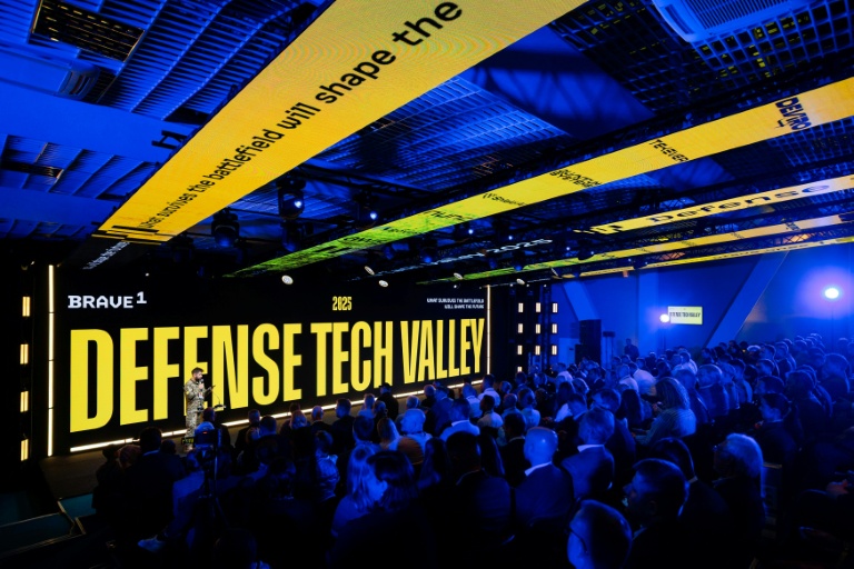 Photographie prise le 16 septembre 2025, et publiée le 19 septembre 2025, montrant des participants à un salon dédié aux technologies militaires à Lviv, en Ukraine