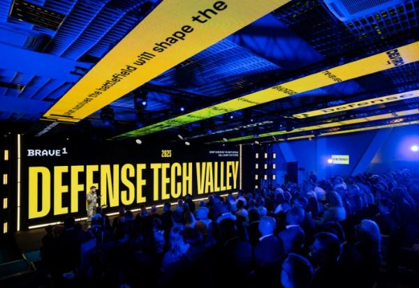 Photographie prise le 16 septembre 2025, et publiée le 19 septembre 2025, montrant des participants à un salon dédié aux technologies militaires à Lviv, en Ukraine
