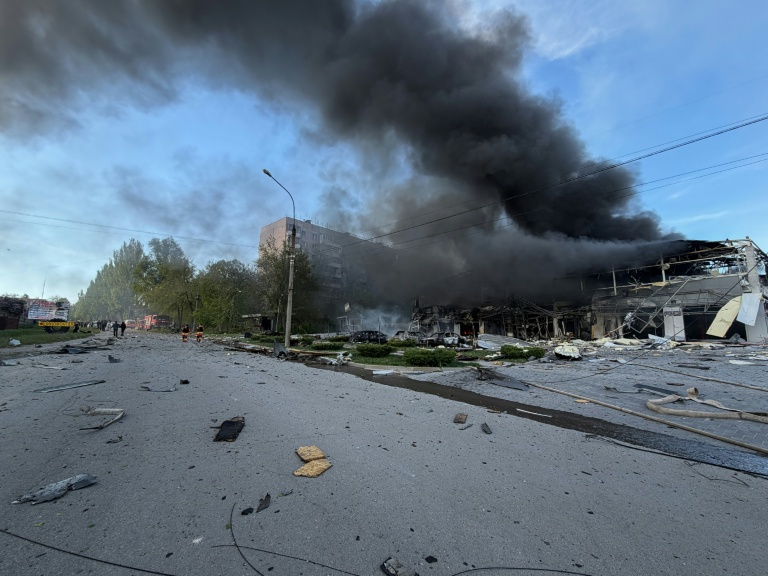 De la fumée s'échappe d'un bâtiment endommagé par une attaque aérienne russe à Zaporijjia, le 5 mai 2026 en Ukraine