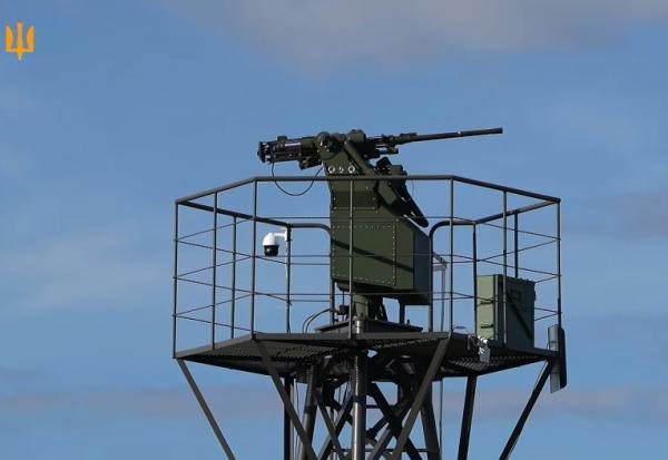 Capture d'écran à partir d'une vidéo non datée diffusée par l'armée de l'air ukrainienne le 1er octobre 2026 montrant le canon robotisé doté d'une IA conçu pour intercepter les nouveaux drones russes à réaction