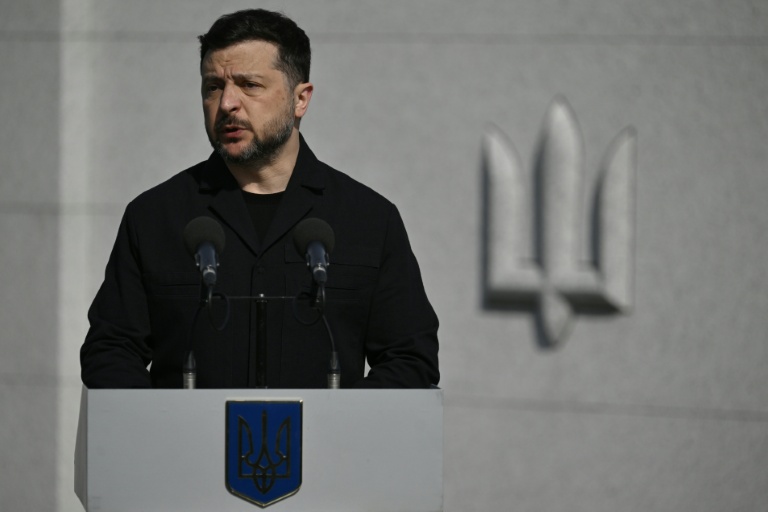 Le président ukrainien Volodymyr Zelensky  lors de la cérémonie de réinhumation du leader nationaliste controversé Andriï Melnyk, au cimetière national militaire commémoratif près de Kiev, le 25 mai 2026