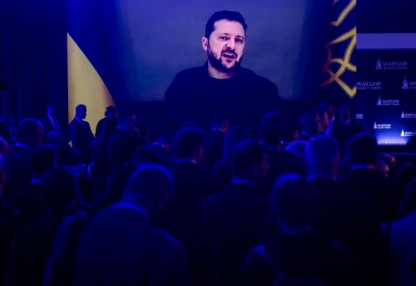 Les participants à un forum sur la sécurité à Varsovie écoutent le président ukrainien Volodymyr Zelensky par visioconférence le 12 octobre 2026