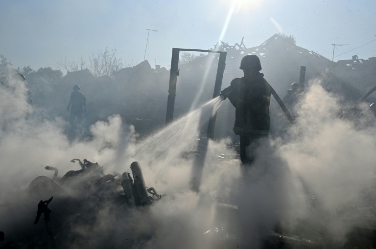Un pompier éteint un incendie dans des maisons après une attaque russe meurtrière sur Kharkiv le 11 octobre 2026