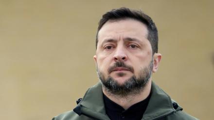 Le président ukrainien Volodymyr Zelensky assistant à une cérémonie marquant la Journée des défenseurs, une fête rendant hommage aux anciens combattants et aux membres tombés au combat des Forces armées ukrainiennes, à Kiev, le 1er octobre 2025