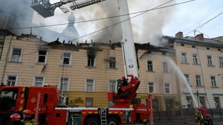 Des pompiers éteignent un incendie dans un bâtiment après une attaque de drone russe à Lviv ,le 24 mars 2026 en Ukraine