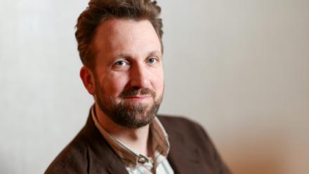 L'humoriste Jordan Klepper pose pour une photo au London Hotel, le 4 juin 2026, dans West Hollywood, en Californie