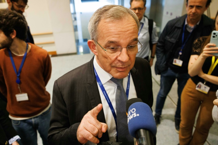 L'eurodéputé français d'extrême droite du Rassemblement national (RN) Thierry Mariani arrive au Parlement européen pour une réunion, le 12 juin 2024