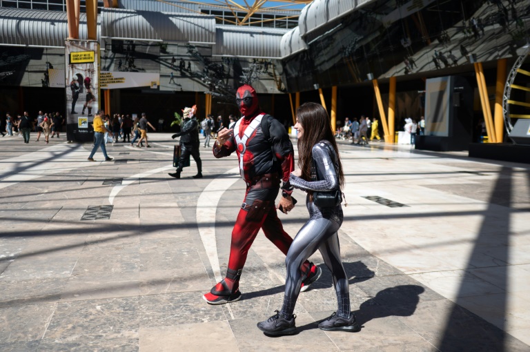 Un participant en costume de Deadpool arrive au Comic-con à Malaga, le 25 septembre 2025 en Espagne