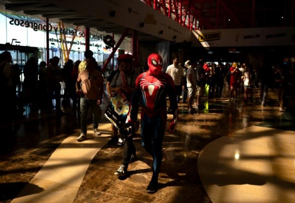 Un participant en costume de Spiderman arrive au Comic-Con à Malaga, le 25 septembre 2025 en Espagne
