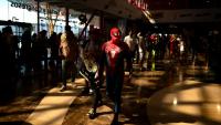 Un participant en costume de Spiderman arrive au Comic-Con à Malaga, le 25 septembre 2025 en Espagne