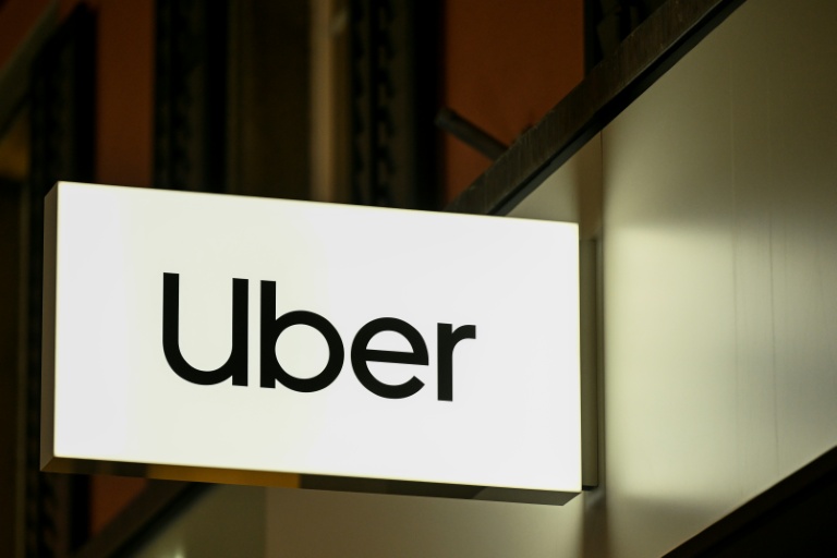L'Urssaf réclame 1,7 milliard d'euros à Uber, estimant que la plateforme a maquillé la relation d'employeur à salariés la liant à ses chauffeurs en contrat d'entreprise pour échapper à ses obligations, selon la Revue21